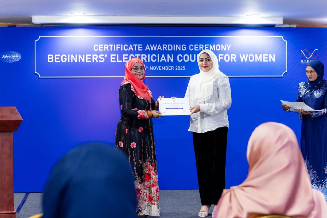  ސްޓެލްކޯއިން އަންހެނުންނަށް ޚާއްޞަކޮށްގެން ހިންގި ބިގިނަރސް އިލެކްޓްރީޝަން ކޯހުގެ ބައިވެރިންނަށް ސެޓްފިކެޓް ދީފި