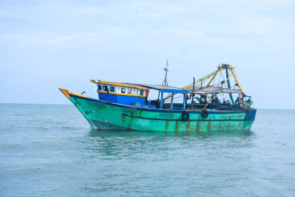 ގަވާއިދާ ޚިލާފަށް ރާއްޖޭގެ ސަރަހައްދަށް ވަދެ އުޅުނު އިންޑިޔާގެ ދެ ބޯޓެއް ބޮޑު އަދަދަކުން ޖޫރިމަނާ ކޮށްފި
