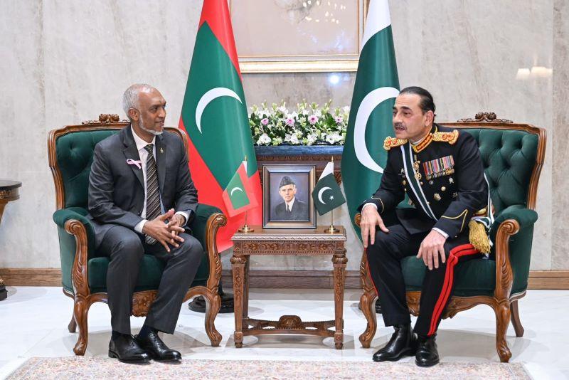 ޕާކިސްތާނުގެ ޗީފް އޮފް އާމީ ސްޓާފް އަދި ޗީފް އޮފް ޑިފެންސް ފޯސަސް، ރައީސުލްޖުމްހޫރިއްޔާގެ އަރިހަށް އިޙުތިރާމުގެ ޒިޔާރަތެއް ކުރައްވައިފި