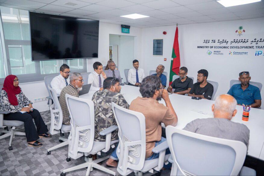 ލޮރީ ޑްރައިވަރުންނާ ބައްދަލުކޮށް މަގުތަކުގެ ރައްކާތެރިކަމާމެދު މަޝްވަރާކޮށްފި