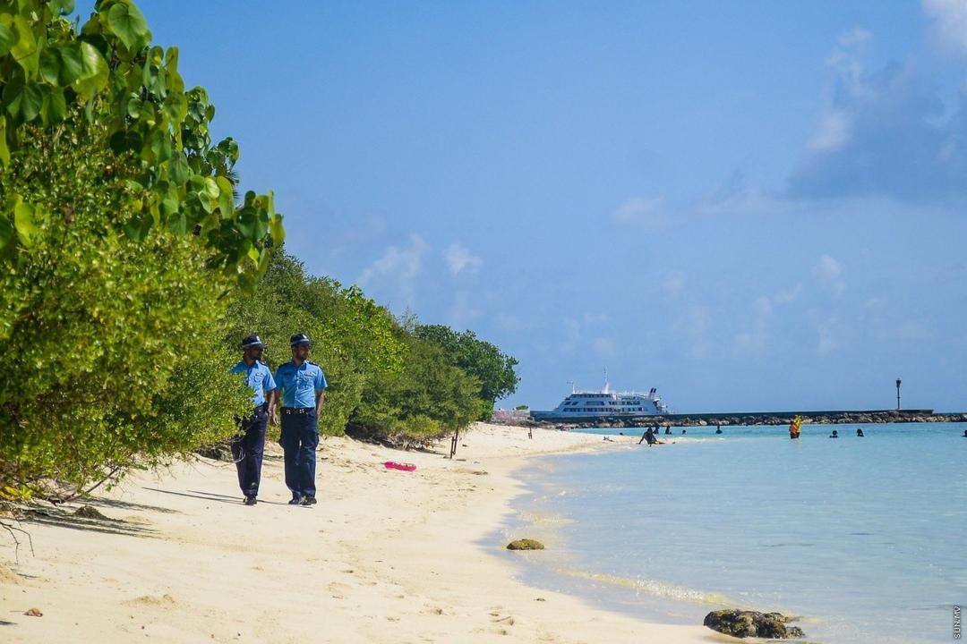 ވިލިމާލެއާ ދިމާ ބޭރުން ލޯންޗަކާއި ދޯންޏެއް ޖެހި އެކްސިޑެންޓެއް  ވެއްޖެ