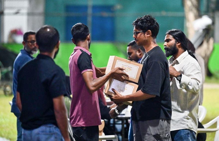 ރޯދަ ހަދިޔާ ދޫކުރާ މަރުކަޒު ހެންވޭރު ދަނޑުން ގަލޮޅު ދަނޑަށް 