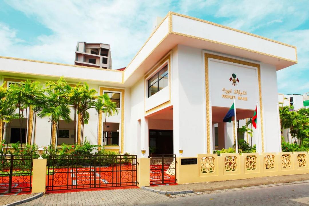 މަޖިލިސް ކައިރީގައި ޕާކްކޮށްފައި ހުރި އުޅަނދުތައް ނަގަން އަންގައިފި