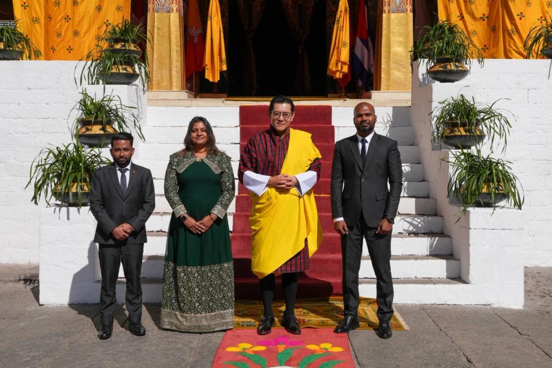 ރާއްޖެއިން ބޫޓާނަށް ކަނޑައެޅުއްވި ނޮން-ރެޒިޑަންޓް ސަފީރު، އެ ޤައުމުގެ ރަސްގެފާނަށް ފަތްކޮޅު އަރުވައިފި