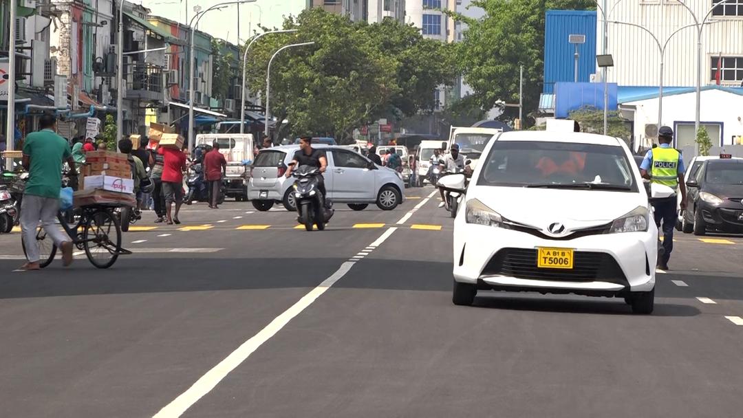 ބާޒާރުމަތީ މަގުގައި ތާރައަޅާ ދެކޮޅަށް ދުއްވޭ ގޮތަށް އާންމުންނަށް ހުޅުވާލައިފި