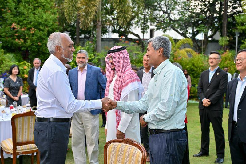 ރާއްޖޭގައި ތިއްބަވާ ބޭރުގެ ޑިޕްލޮމެޓުންނަށް ރައީސް ގެ ދެކަނބަލުން ރޯދަވީއްލުމެއް ދެއްވައިފި