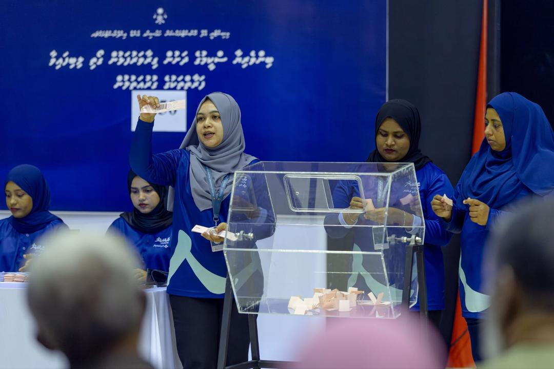 ގެދޮރު ވެރިކަމާއި ބެހޭ ފޯމް ތައް އަޅާފައިވާ ލޮކަރުތަކެއް ހުޅުވު މައްސަލައެއް ބަލަން ފަށައިފި