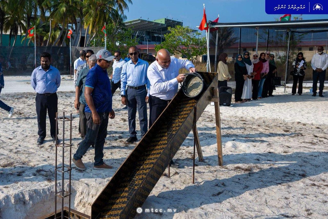 އޭދަފުށީގައި އިމާރާތްކުރާ އެމްއެންޔޫ ކެމްޕަހުގެ ބިންގާ އަޅަނީ. / ފޮޓޯ:އެމްޓީސީސީ
