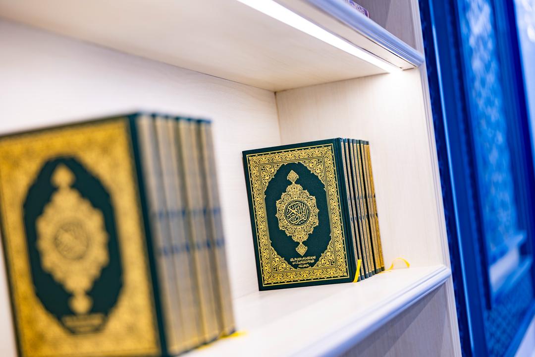 އަލަށް ހުޅުވި މިސްކިތްތަކަށް ސަޢުދީ ޢަރަބިއްޔާއިން ހަދިޔާކުރި މުސްޙަފްތައް ފޯރުކޮށްދީފި