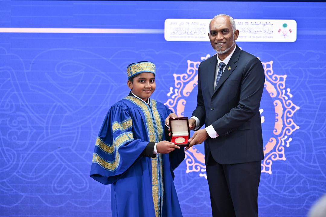 ރައީސްގެ ދެކަނބަލުން، ޙާފިޡުން ދަސްވެނިވުމުގެ ރަސްމިއްޔާތު ޝަރަފުވެރިކޮށްދެއްވައިފި