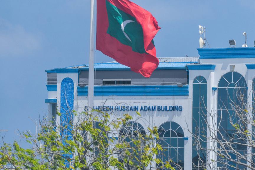 ޕޮލިސް ކޮމިޝަނަރުގެ މަޤާމަށް ތިން ބޭފުޅަކު ކުރިމަތިލައްވައިފި