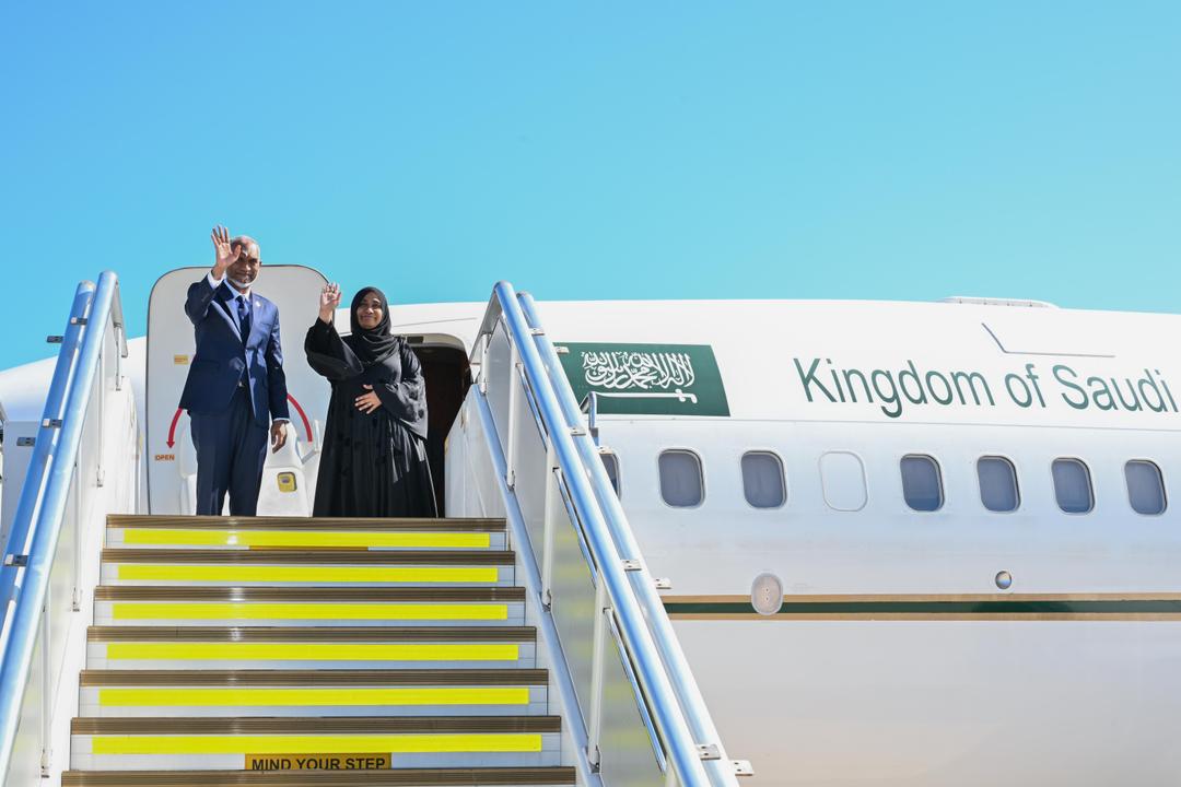 އުމްރާގެ އަޅުކަމަށް ރައީސްގެ ދެކަނބަލުން ފުރާވަޑައިގެންފި