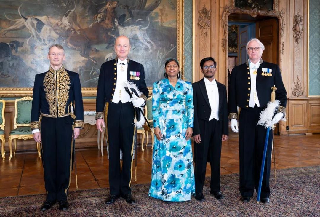 ދިވެހިރާއްޖެއިން ސްވިޑަން އަށް ކަނޑައަޅުއްވައިފައި ހުންނަވާ ނޮން-ރެސިޑެންޓް ސަފީރު، އެކަމަނާގެ މަޤާމުގެ ފަތްކޮޅު ސްވިޑަން ރަސްގެފާނަށް އަރުވައިފި