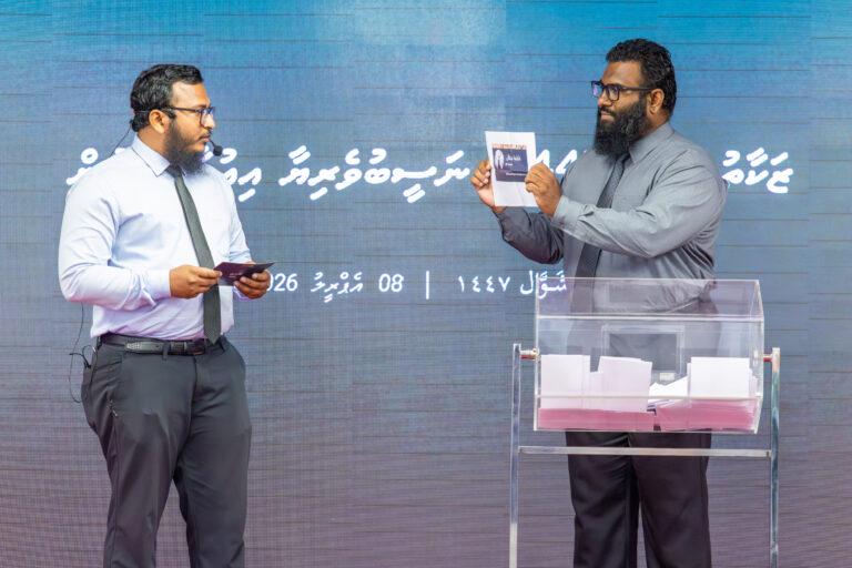 މޯލްޑިވްސް ޒަކާތު ހައުސްއިން ޒަކާތު ކުއިޒް 1447ގެ ނަސީބުވެރިޔާއާ އިނާމު ހަވާލުކޮށްފި