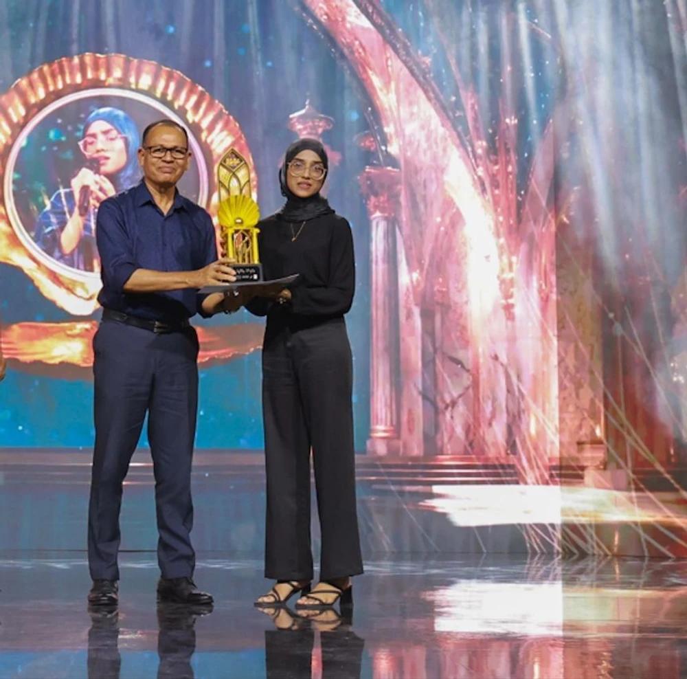 ރަންމުތް މަދަހަ މުބާރާތުގެ އިނާމު ދިނުން މިނިސްޓަރ އާދަމް ޝަރީފް ޝަރަފުވެރިކޮށްދެެއްވައިފި