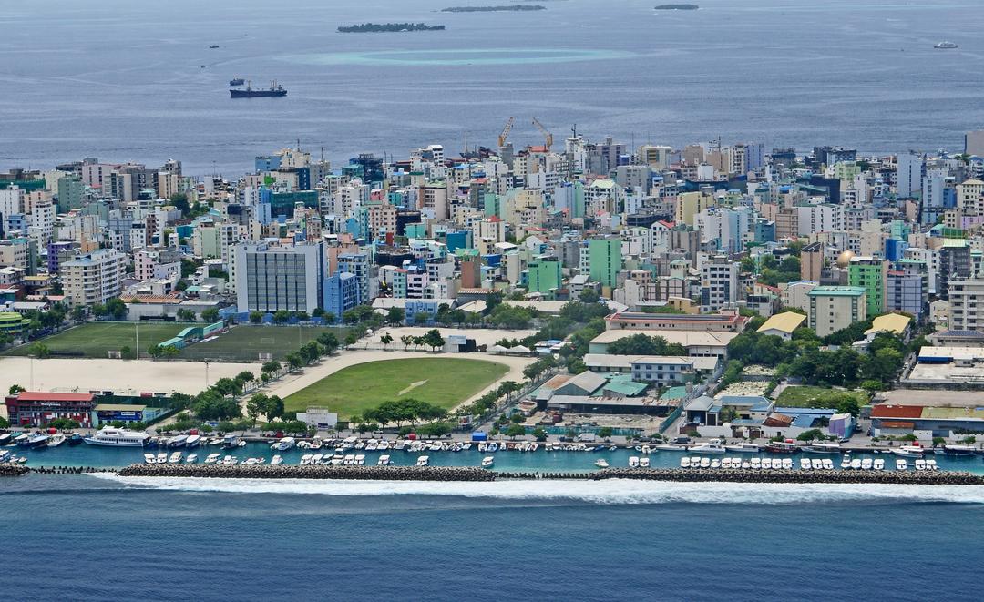 މާފަންނުގައި ހުރި އިމާރާތެއްގެ މަތިން މީހަކު ވެއްޓިއްޖެ