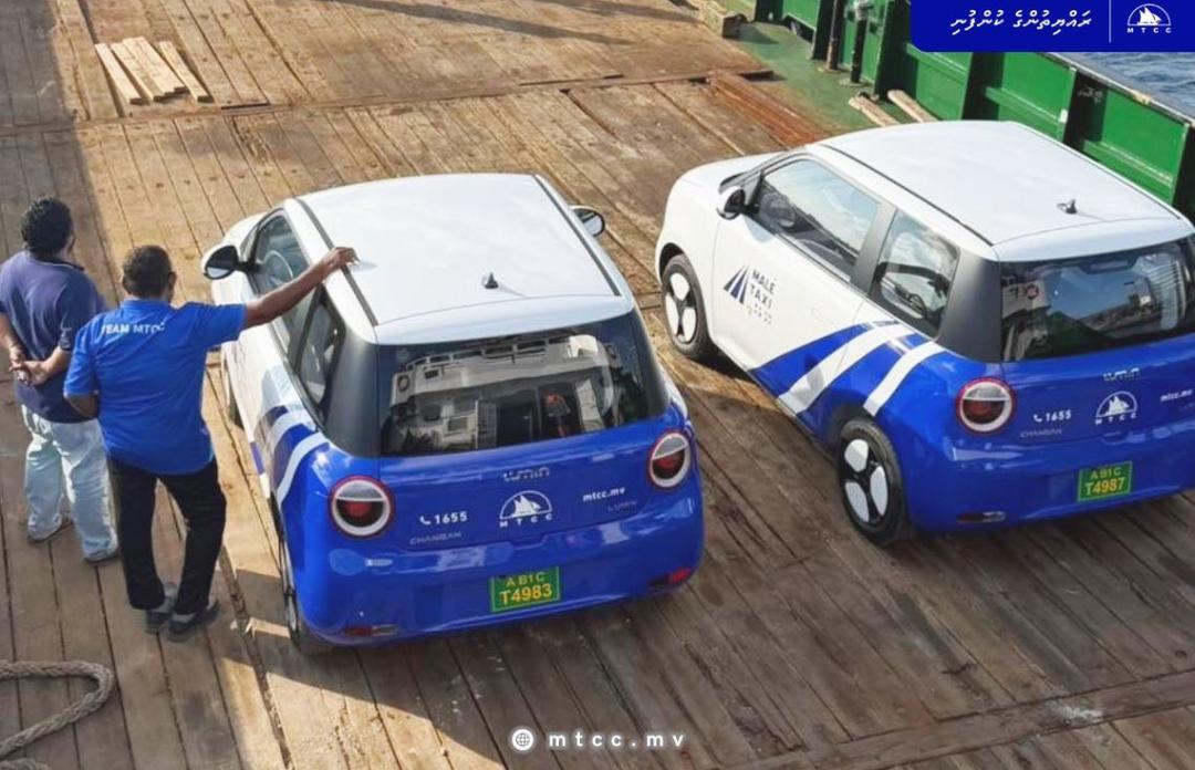 މާލެ ޓެކްސީ ލައިންގެ ޚިދުމަތަށް ބޭނުންކުރާ ދެ ކާރެއް ވިލިމާލެއަށް ގެންގޮސްފި