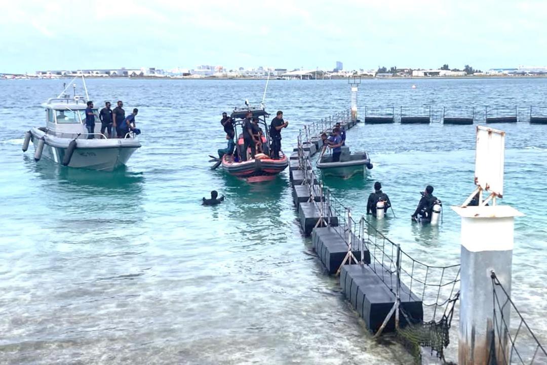 ތެޔޮ ބާޖަކުން މޫދަށް ފޭބި ފަޅުވެރިޔާ މަރުވެފައި އޮއްވާ ފެނިއްޖެ