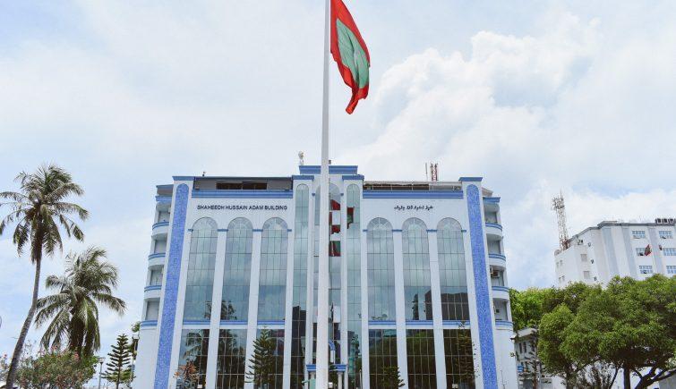 ފޯކައިދޫގައި ފުލުހެއްގެ ސައިކަލުގައި ރޯކޮށްލީ ސީދާ އެ އޮފިސަރަށް އަމާޒުކޮށްގެން: ފުލުހުން