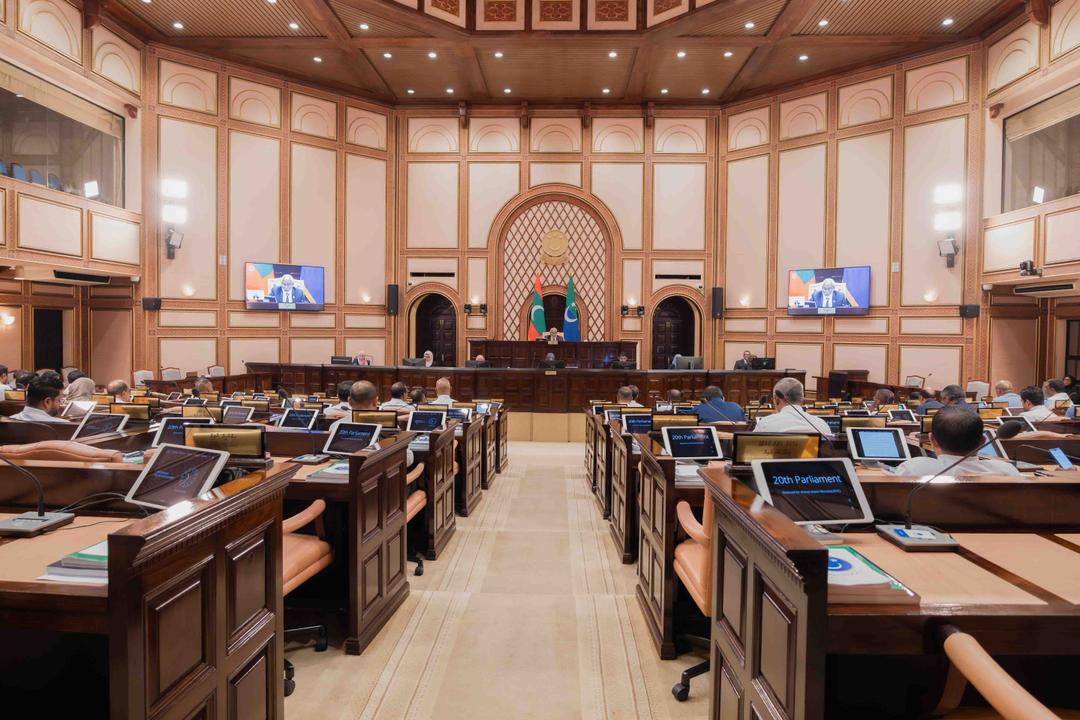 އިދިކޮޅު ސިޔާސީ ޕާޓީތަކަށް ފިޔަވަޅު އެޅުމަށް ގޮވާލާ ގަރާރެއް މަޖިލީހަށް
