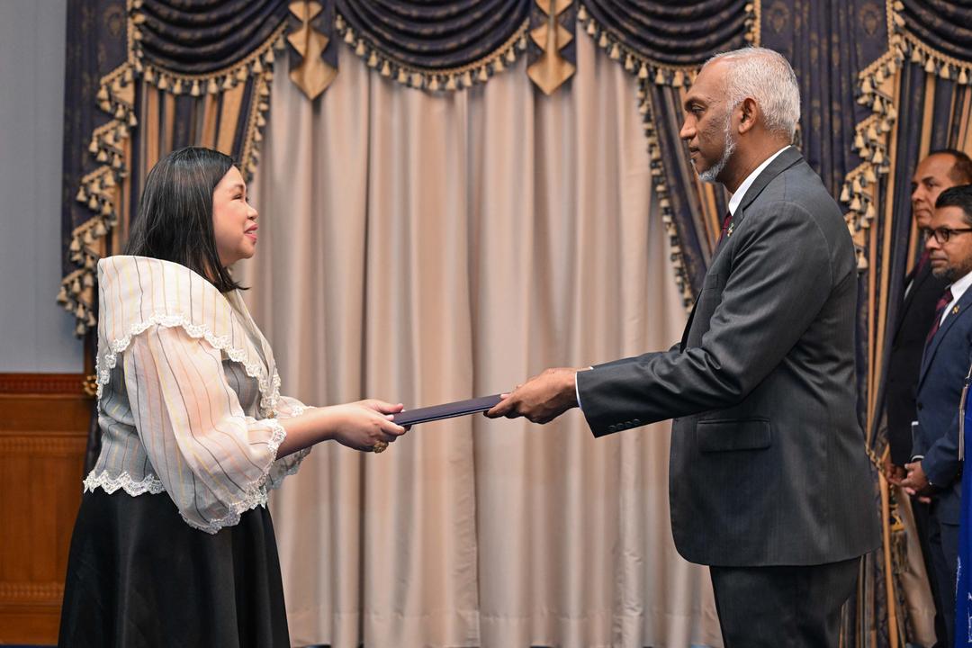 ފިލިޕީންސުން ކަނޑައެޅި އައު ސަފީރު ފަތްކޮޅު ރައީސް އަށް އަރުވައިފި