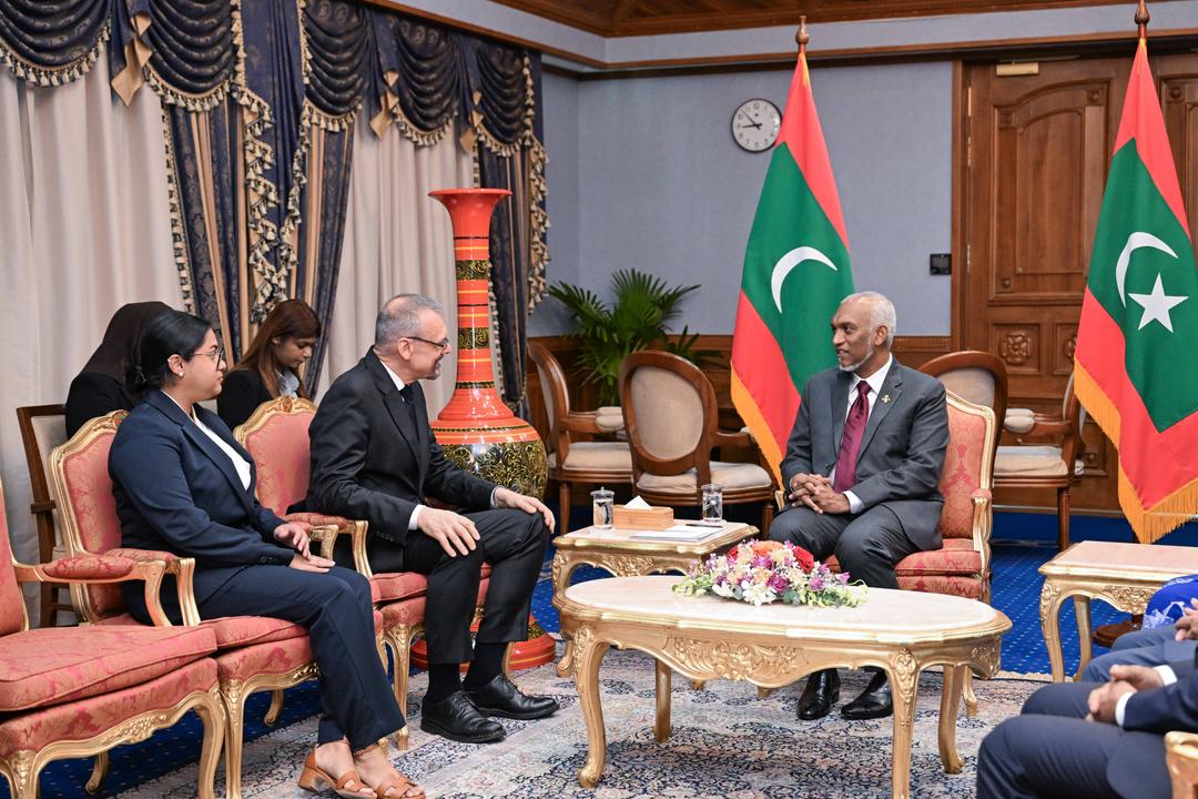ފަރަންސޭސިވިލާތުގެ އައު ސަފީރު، ރައީސް އަށް ފަތްކޮޅު އަރުވައިފި