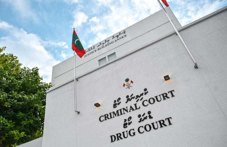 ޕޮލިސް ބިލްޑިންގްގެ ގަރާޖަށް ވަން މީހަކަށް ހައްޔަރުކޮށްފި