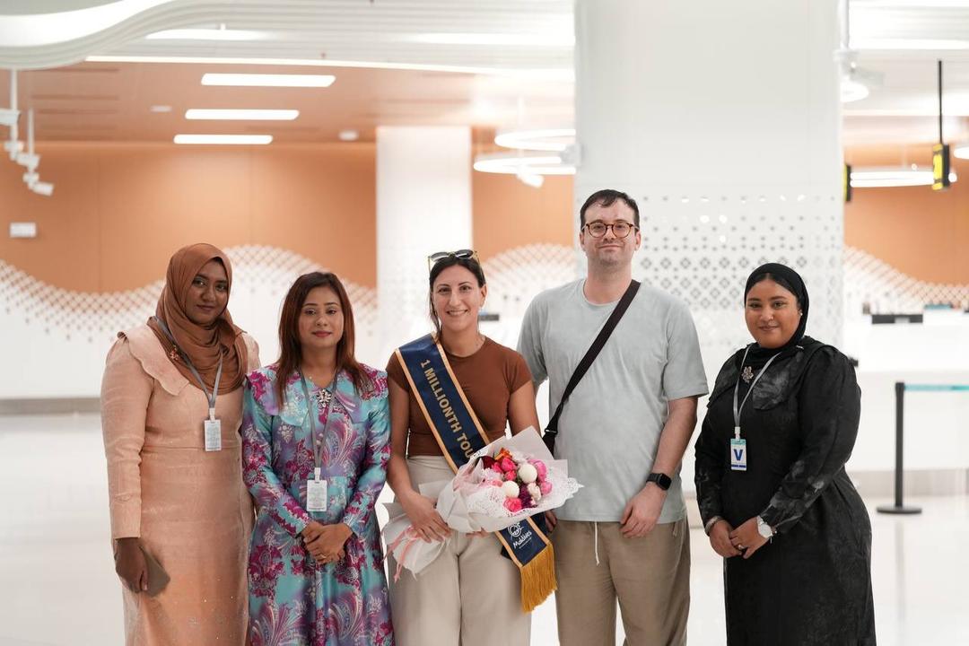 މިއަހަރުގެ އެއް މިލިއަން ވަނަ ފަތުރުވެރިޔާއަށް ހޫނު މަރުހަބާއެއް