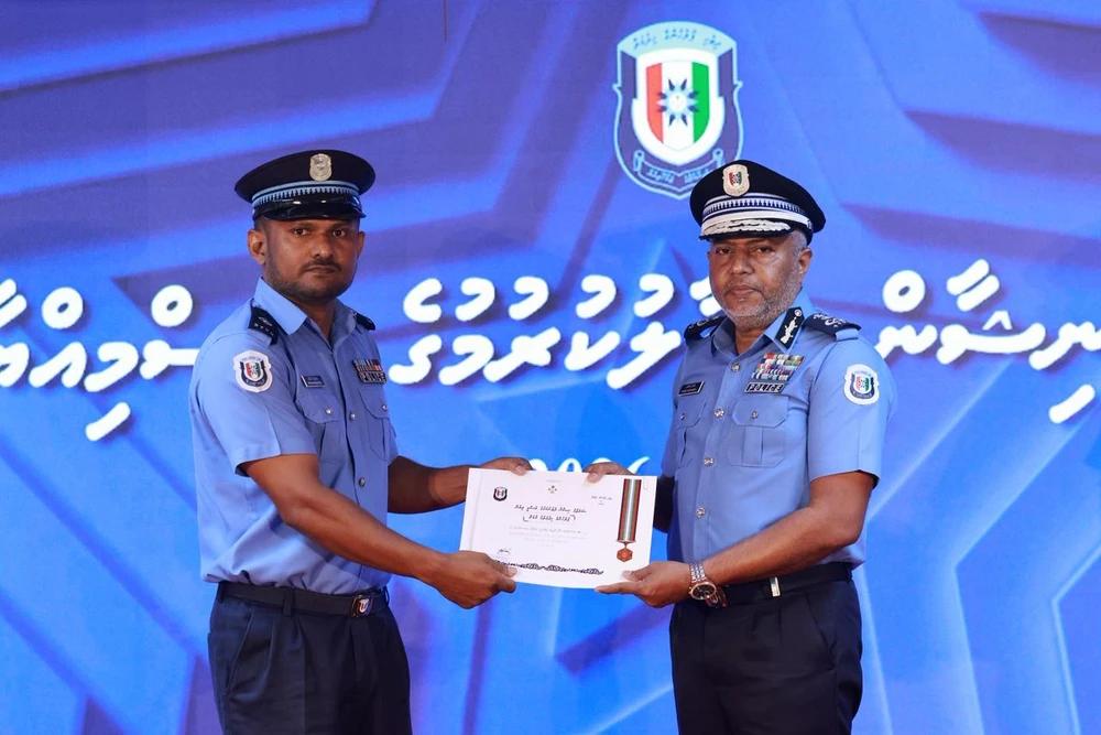 މާލެ އޭރިއާގައި މަސައްކަތްކުރާ ފުލުހުންނަށް ޝަރަފުގެ ނިޝާން ދީފި