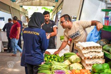 ހުޅުމާލެ ރަށު މާރުކޭޓުން 20 ބިދޭސީން އިމިގްރޭޝަންގެ ބެލުމުގެ ދަށަށް