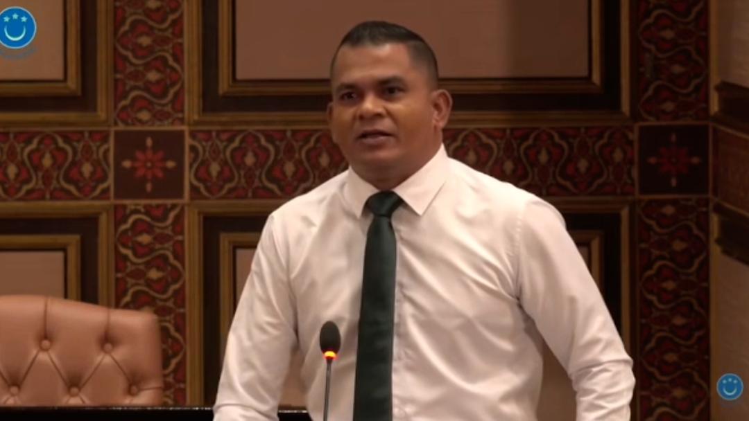 މި ގައުމުގެ އިގްތިސާދު ހަލާކުކޮށްލީ އެމްޑީޕީން ޑޮލަރުގެ ވާހަކަ ދައްކަން ލަދު ގަންނަން ޖެހޭ: އެމްޕީ (ޝާޑު)