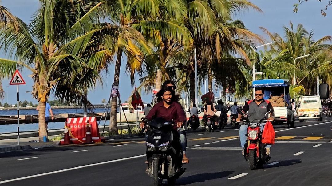 އިމާރާތަކުން އެއްޗެއް ވެއްޓި މީހެއްގެ ބޮލުގައި ޖެހިގެން ފަރުވާދެނީ