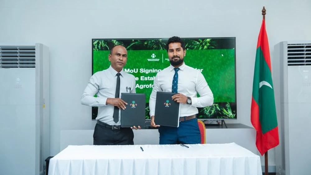 10 ރަށެއްގައި އެގްރޮފޮރަސްޓްރީ ދަނޑުތައް ތަރައްޤީކުރުމަށް ދެ ވުޒާރާއެއްގެ ދެމެދުގައި އެމް.އޯ.ޔޫ އެއްގައި ސޮއިކޮށްފި