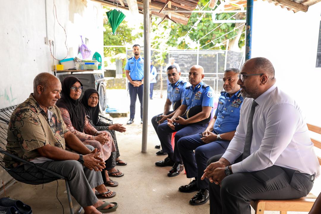 ގެއްލުނު ފުލުސް އޮފިސަރުގެ މައިންބަފައިންނާއި ވަޒީރާއި ސީޕީ ބައްދަލުކުރައްވައިފި