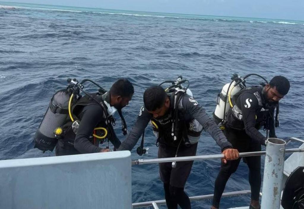 ކޮޅުވެއްޓި ބަންޑުން ޖަހާލައިގެން ގެއްލުނު 2 މީހުން އަދިވެސް ނުފެނޭ