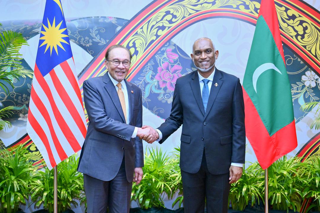 މެލޭޝިއާގެ ބޮޑުވަޒީރު ދިވެހިރާއްޖެއަށް ކުރެއްވި ފުރަމާނަ ދަތުރުފުޅު ނިންމަވާލައްވައިފި