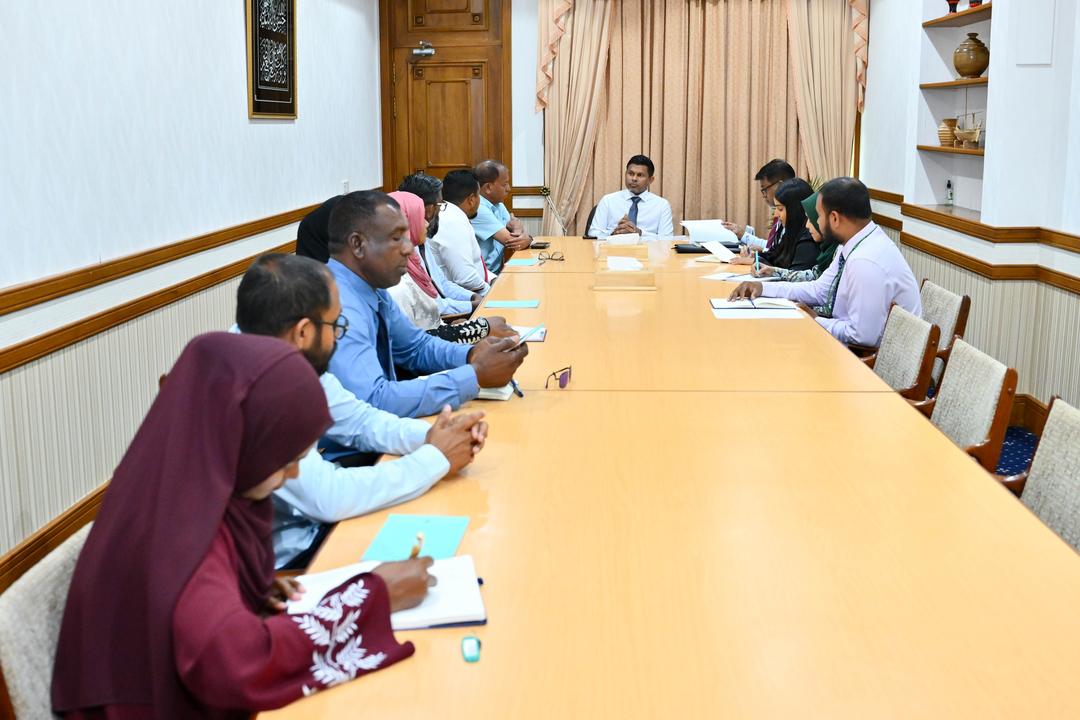 ނައިބު ރައީސް ނޮޅިވަރަންފަރު ކައުންސިލާ ބައްދަލުކުރައްވައި އެރަށުގެ ތަރައްޤީގެ މުހިންމު ކަންކަމާ ގުޅޭގޮތުން މަޝްވަރާކުރައްވައިފި