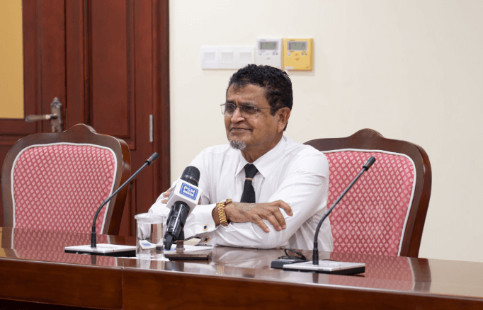 މައުލޫމާތު ފޯރުކޮށްދިނުމުގައި އިދާރާތަކަށް ދިމާވާ ދަތިތައް ހައްލުކުރުމަށް، އދ.އާއެކު މިދަނީ މަސައްކަތް ކުރަމުން: އިންފޮމޭޝަން ކޮމިޝަނަރ