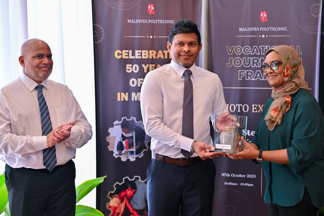 "ވޮކޭޝަނަލް ޖަރނީ އިން ފްރޭމްސް" ފޮޓޯ މައުރަޒު ހުޅުވައިފި