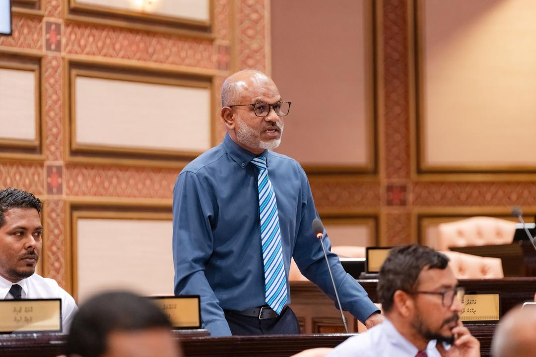 މަޖިލީހުގެ ނައިބު ރައީސްކަމުން އިސްތިއުފާދެއްވަން ދެކޮޅު ހެއްދެވުމުން، މެންބަރު ނާޒިމް ވަކިކުރަނީ
