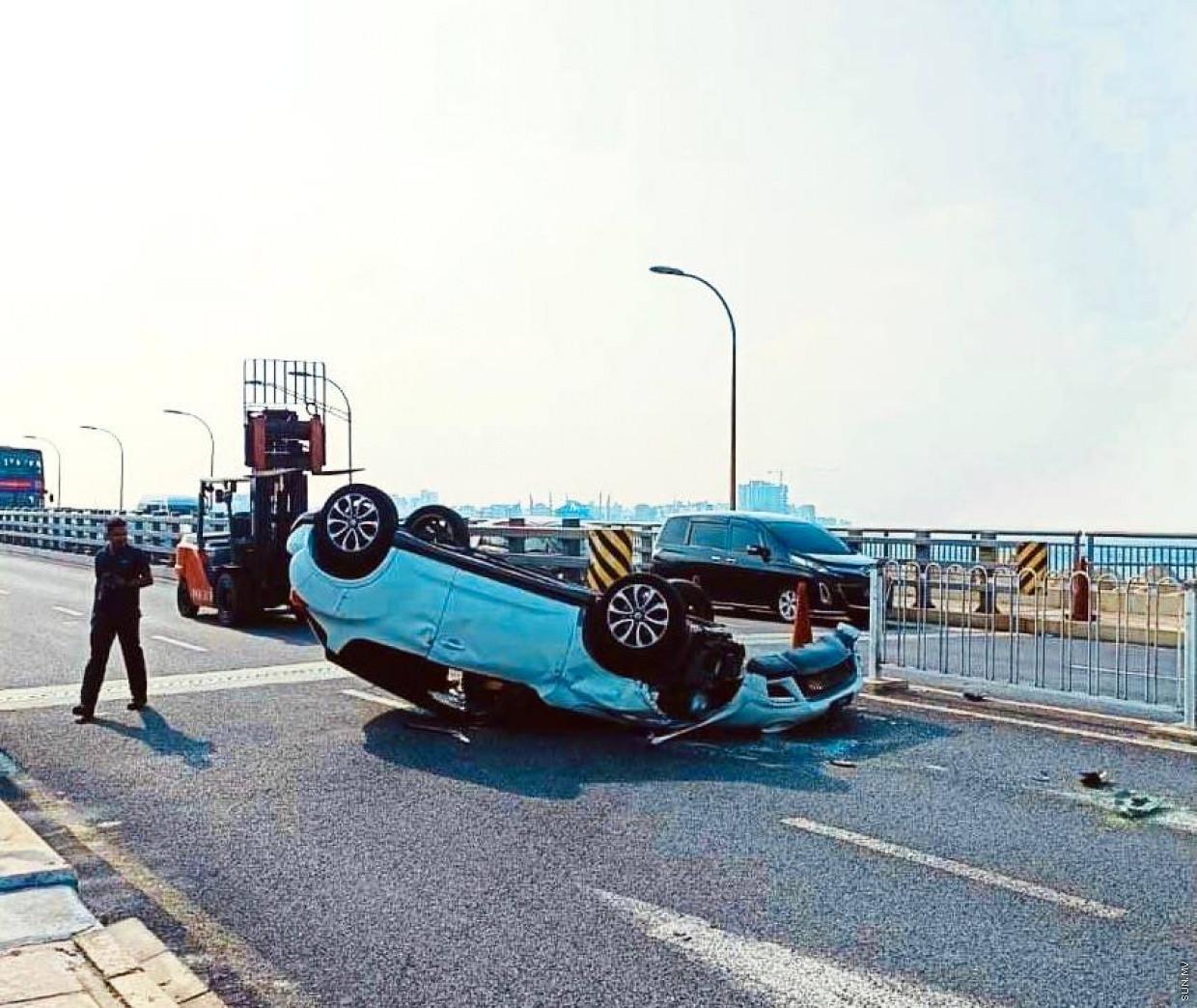 ސިނަމާލެ ބުރިޖުގައި ހިނގާފައިވާ އެކްސިޑެންޓެއް