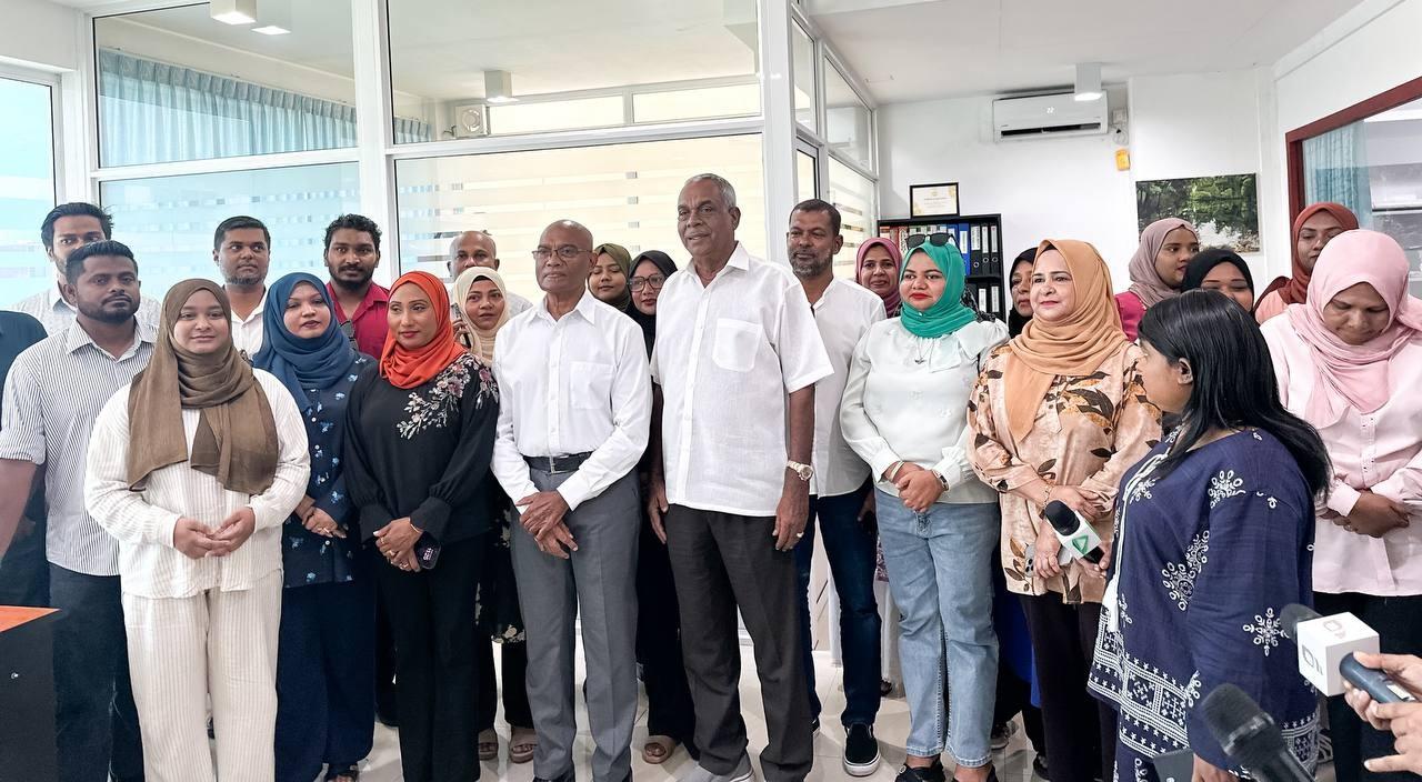 މާލޭ ސިޓީގެ ފުރަތަމަ މޭޔަރު ގެ އިތުރުން މާލޭ މުނިސިޕަލްޓީގެ ކުރީގެ ރައީސްވެސް އަދި ކުރީގެ ރައީސް ޑރ މުޙަންމަދު ވަޙީދުގެ ސްޕެޝަލް އެންވޯއީ އޮފް ދަ ޕްރެޒިޑެންޓްގެ މާގާމުގައި ހުންވި ސަރަނގް އާދަމް މަނިކު ޕިއެންސިގެ މޭޔަރ ކެންޑިޑޭޓް އަށް އެންޑޯޒް ކުރައްވަނީ: ފޮޓޯ/ ދިވެހިޗެނެލް